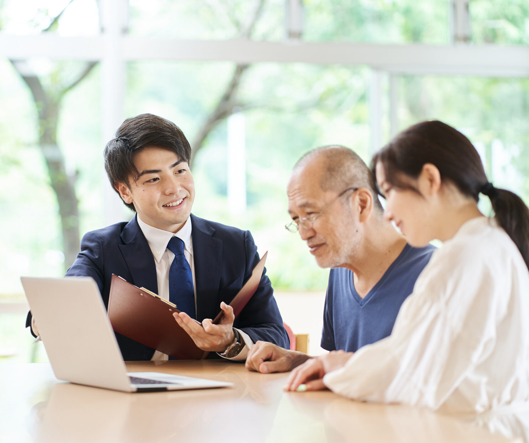 Elderly people who receive explanations by looking at the computer screen